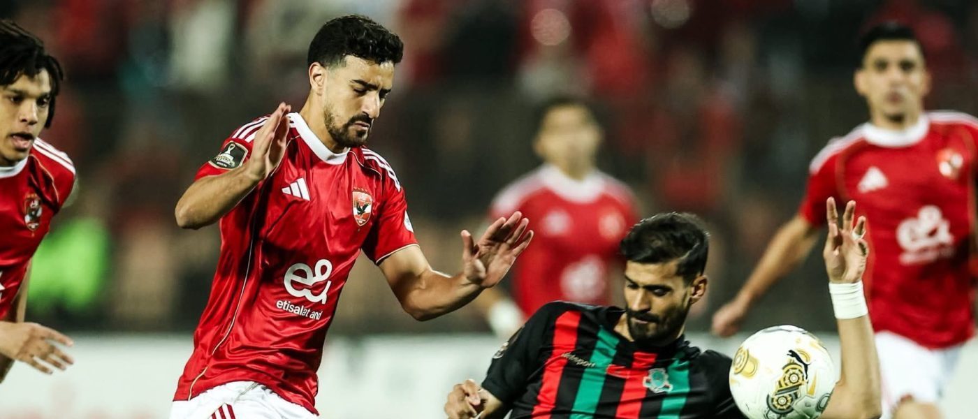 Disputa de pelota entre un jugador de Al-Ahly y uno de FAR Rabat en el Cairo International Stadium por la Champions Africana