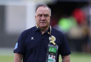 Dick Advocaat en la Gold Cup con la credencial de la selección de Curazao