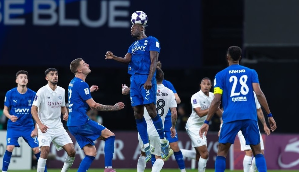 Kalidou Koulibaly gana un cabezazo en el partido entre Al-Hilal y Al-Sadd.