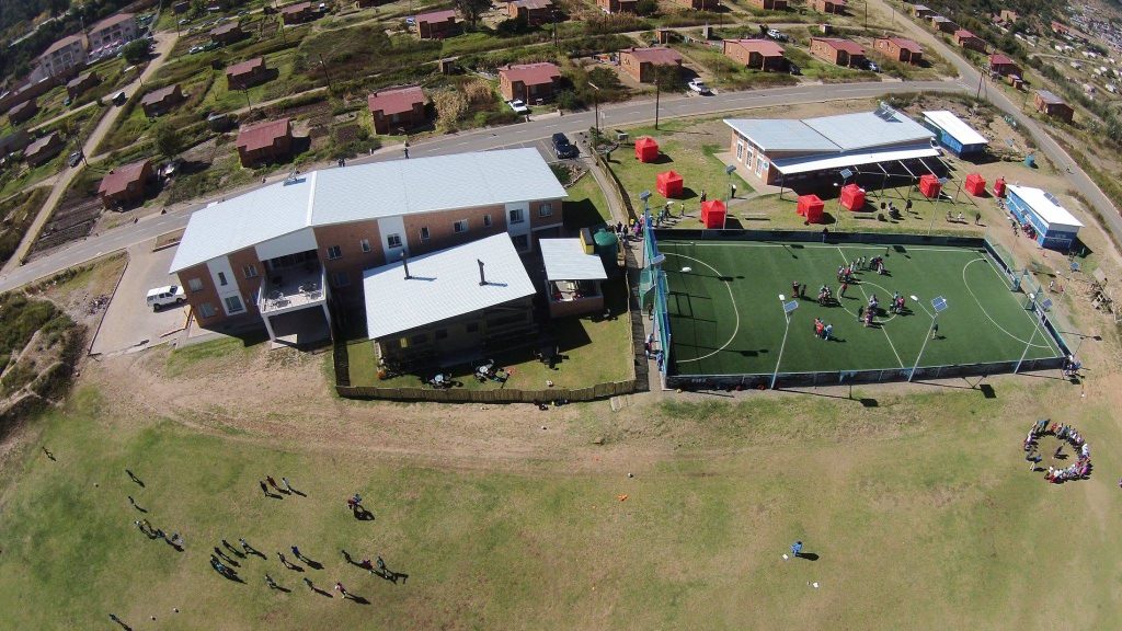 La Casa de Kick4Life es Maseru, Lesoto, incluye dos canchas de fútbol (una de futbol 11 y otra de futbol sala) mas instalaciones de entrenamiento y viviendas.