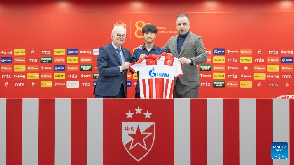 Wan Xiang sostiene la camiseta de Estrella Roja de Belgrado junto al presidente Svetozar Mijailović y el director de cantera Nikola Jelić en la presentación oficial