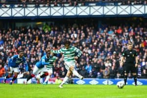 Reo Hatate patea el penal del 2-2 ante Rangers en Ibrox durante el Old Firm de la Scottish Premiership 2025-26