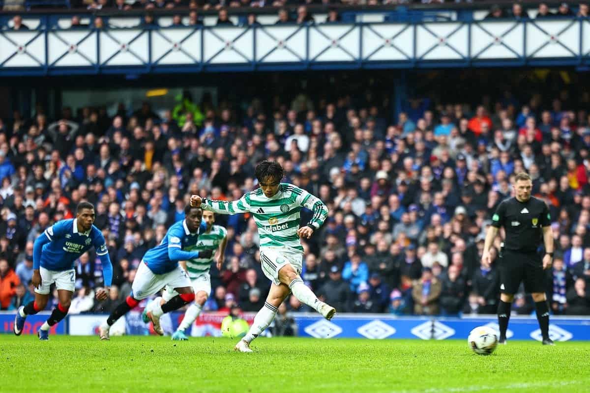 Reo Hatate patea el penal del 2-2 ante Rangers en Ibrox durante el Old Firm de la Scottish Premiership 2025-26