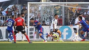 Matías Zaldivia celebra el gol del 1-0 de Universidad de Chile ante Colo Colo en el Estadio Monumental, Superclásico 199