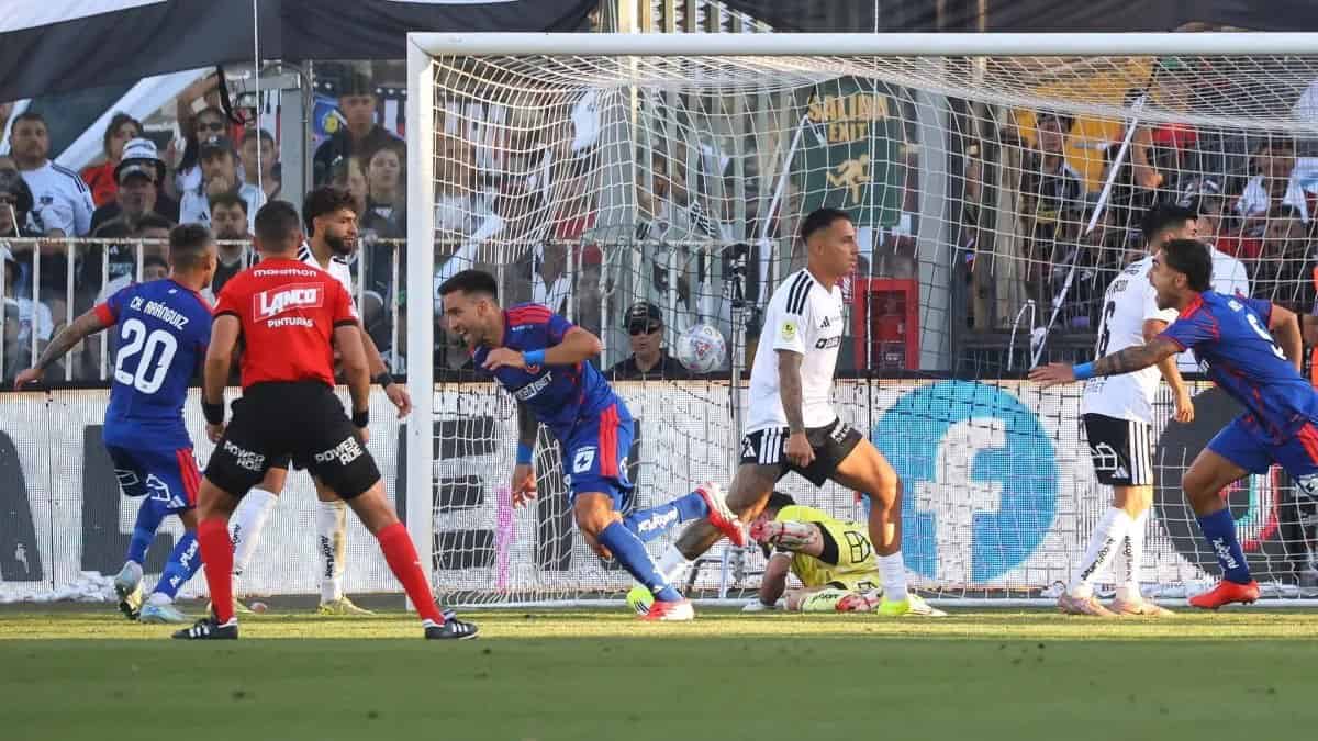 Matías Zaldivia celebra el gol del 1-0 de Universidad de Chile ante Colo Colo en el Estadio Monumental, Superclásico 199