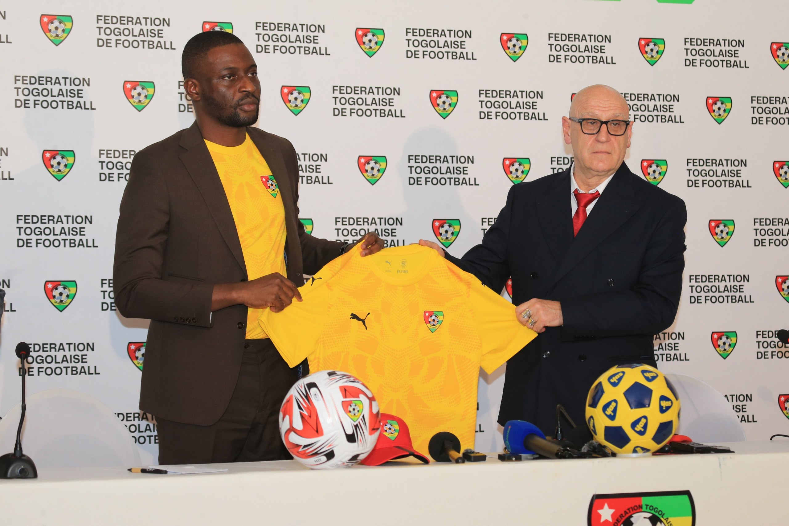 Patrice Neveu, nuevo entrenador de la selección de Togo, en su conferencia de presentación en Lomé