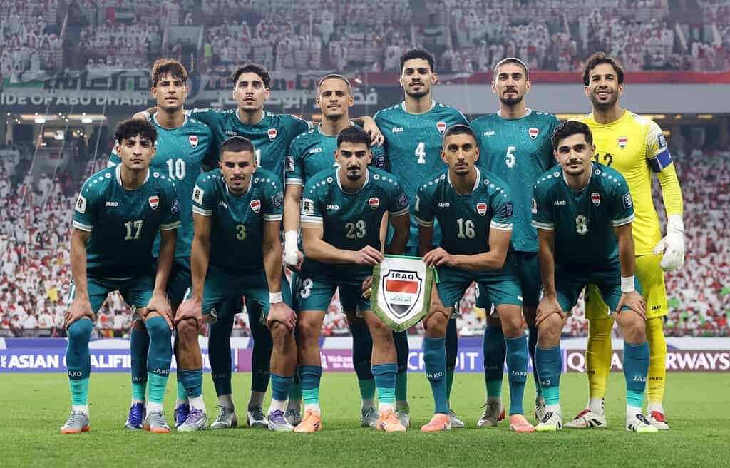 Selección de Irak posa para la foto oficial en Abu Dhabi durante los clasificatorios para el Mundial 2026