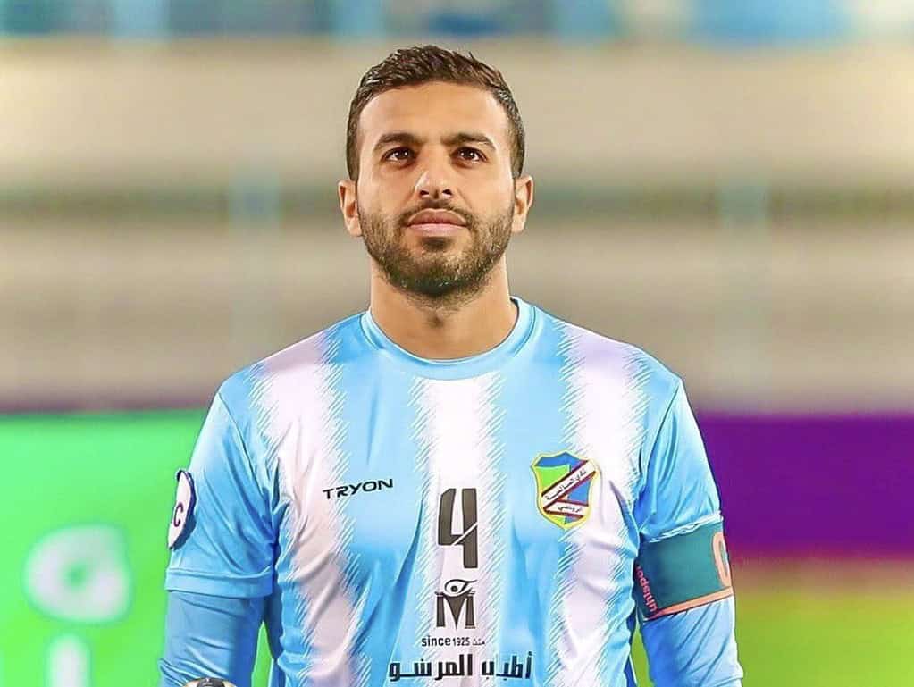 Fahad Al-Mejmed con la camiseta del Al-Salmiya SC, número 4