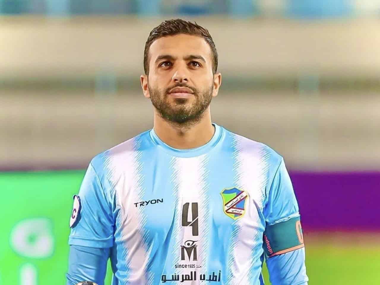 Fahad Al-Mejmed con la camiseta del Al-Salmiya SC, número 4
