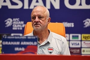 Graham Arnold en conferencia de prensa con el seleccionado de Irak