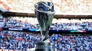 Trofeo de la Finalissima en el estadio de Wembley con el público de fondo