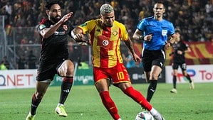 Jugador del Espérance de Túnez (número 10) disputa el balón con un defensor del Al-Ahly en el estadio Hammadi Agrebi de Radès