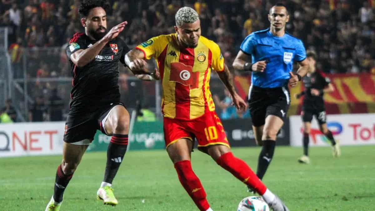 Jugador del Espérance de Túnez (número 10) disputa el balón con un defensor del Al-Ahly en el estadio Hammadi Agrebi de Radès