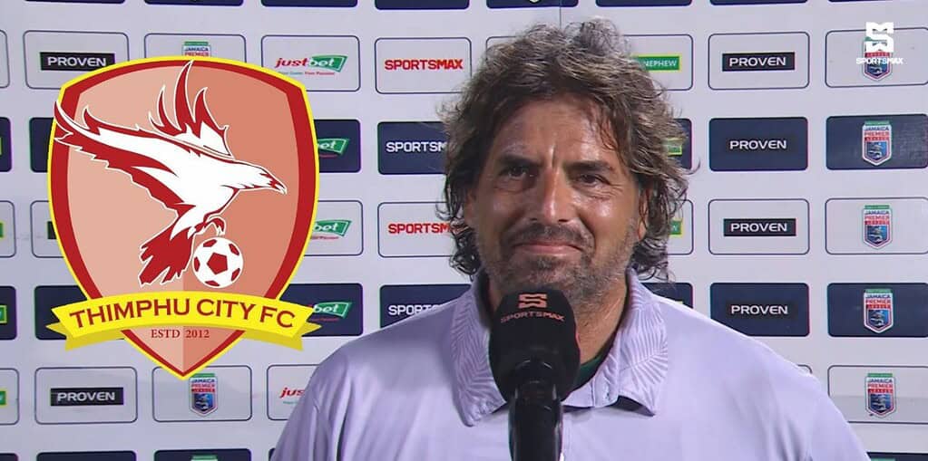 Rodolfo Zapata siendo entrevistado frente a paneles de sponsors con el escudo del Thimphu City FC superpuesto