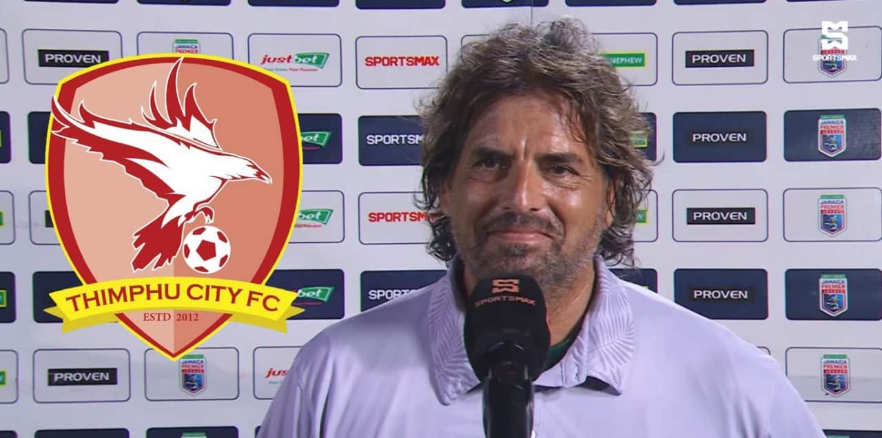 Rodolfo Zapata siendo entrevistado frente a paneles de sponsors con el escudo del Thimphu City FC superpuesto