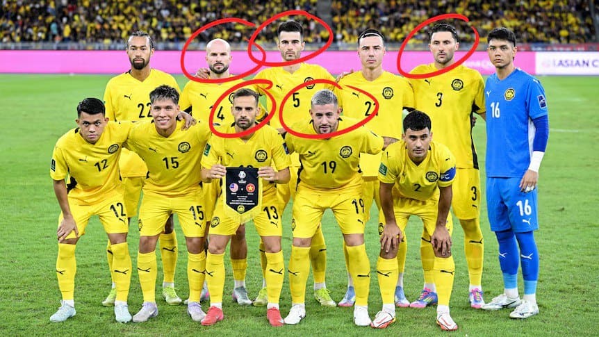 Selección de Malasia en foto oficial con los jugadores naturalizados sancionados señalados con círculos rojos