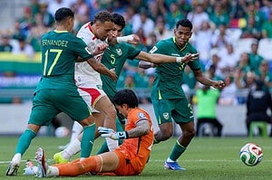 Jugadores de Bolivia defienden ante un delantero de Surinam durante el repechaje intercontinental al Mundial 2026 en el Estadio BBVA de Monterrey