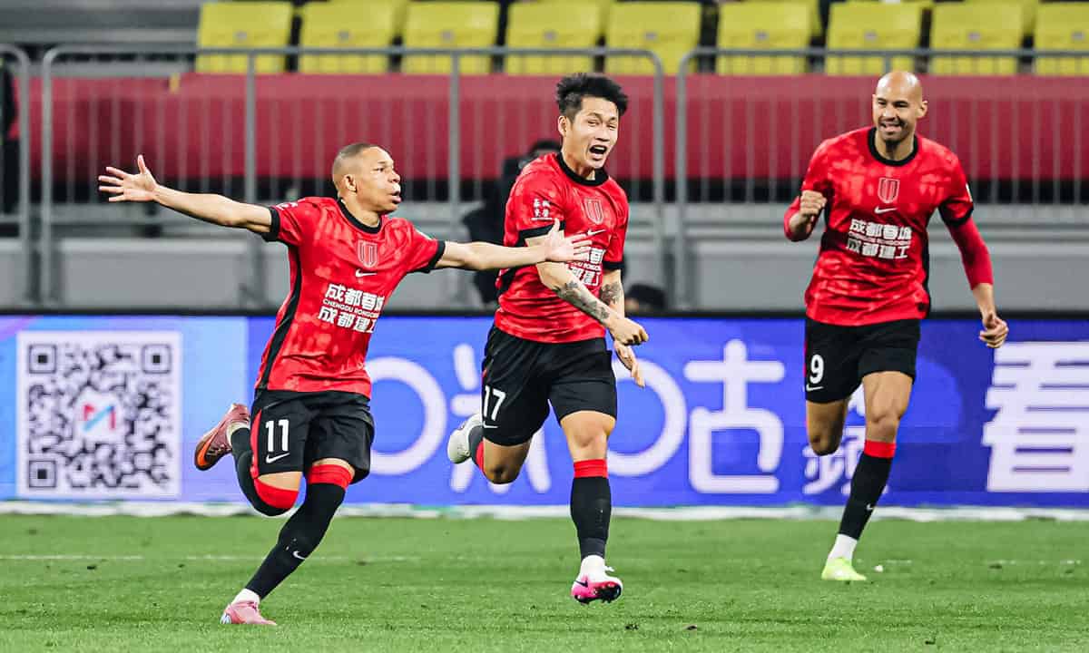 Wellington Silva de Chengdu Rongcheng celebra su gol en la apertura de la Superliga China 2026 contra Shenzhen Peng City