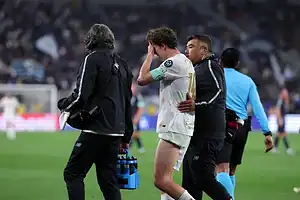 Marcel Ruiz sale lesionado en el partido del Toluca.