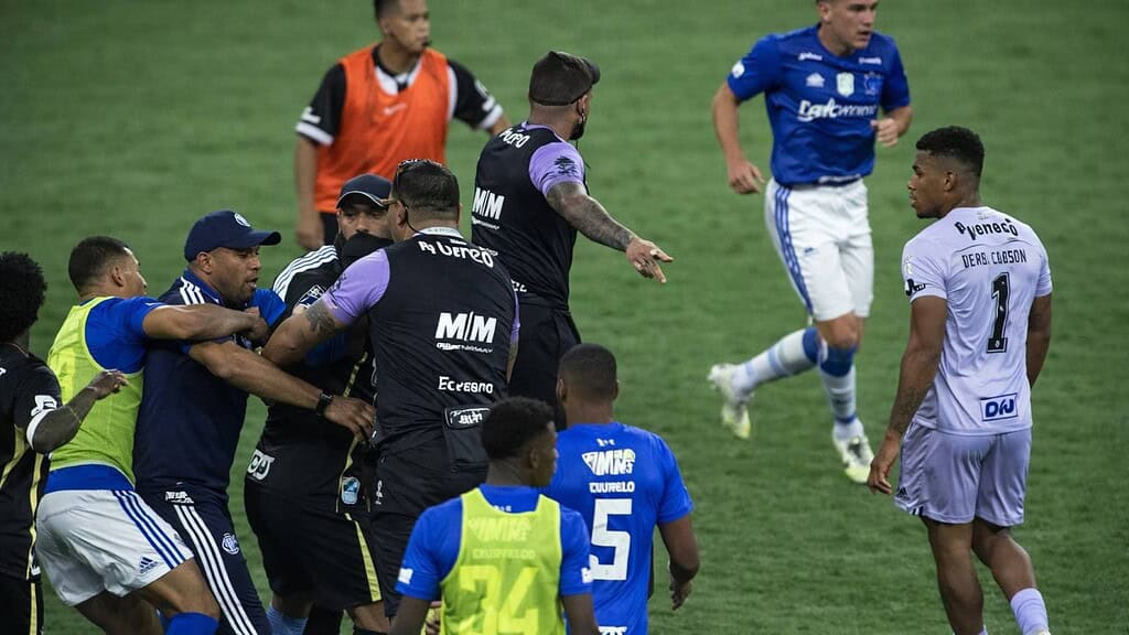 La final entre Cruzeiro y Mineiro terminó en escándalo.