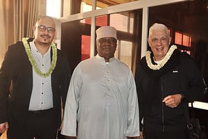 Hubert Velud llega a Moroni acompañado por dirigentes de la Federación de Fútbol de Comoras