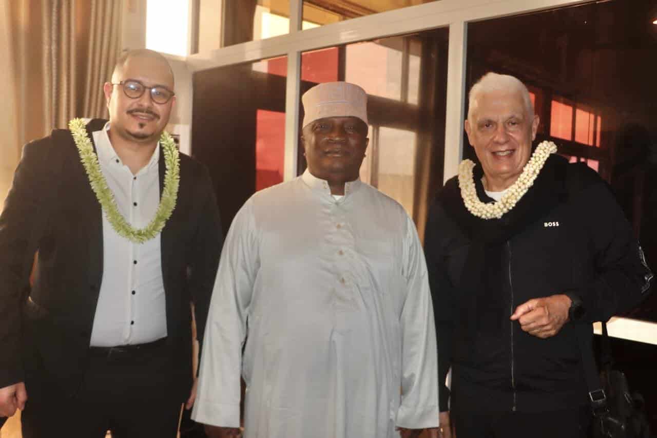 Hubert Velud llega a Moroni acompañado por dirigentes de la Federación de Fútbol de Comoras