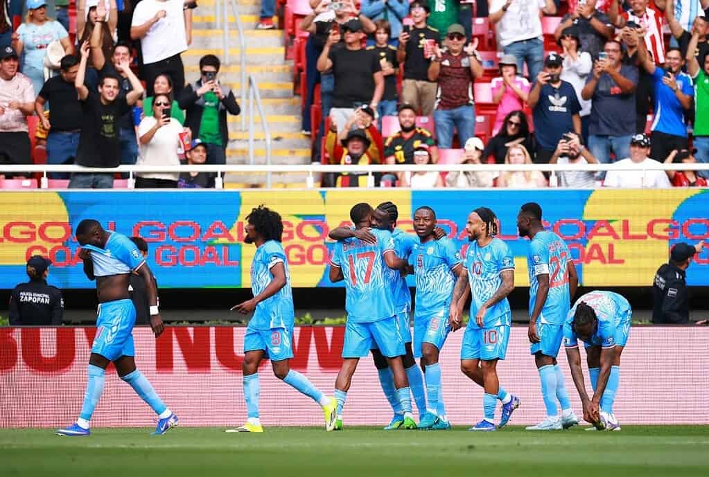 Jugadores de la selección de la República Democrática del Congo festejando el gol del 1-0 ante Jamaica en el Estadio Akron de Guadalajara