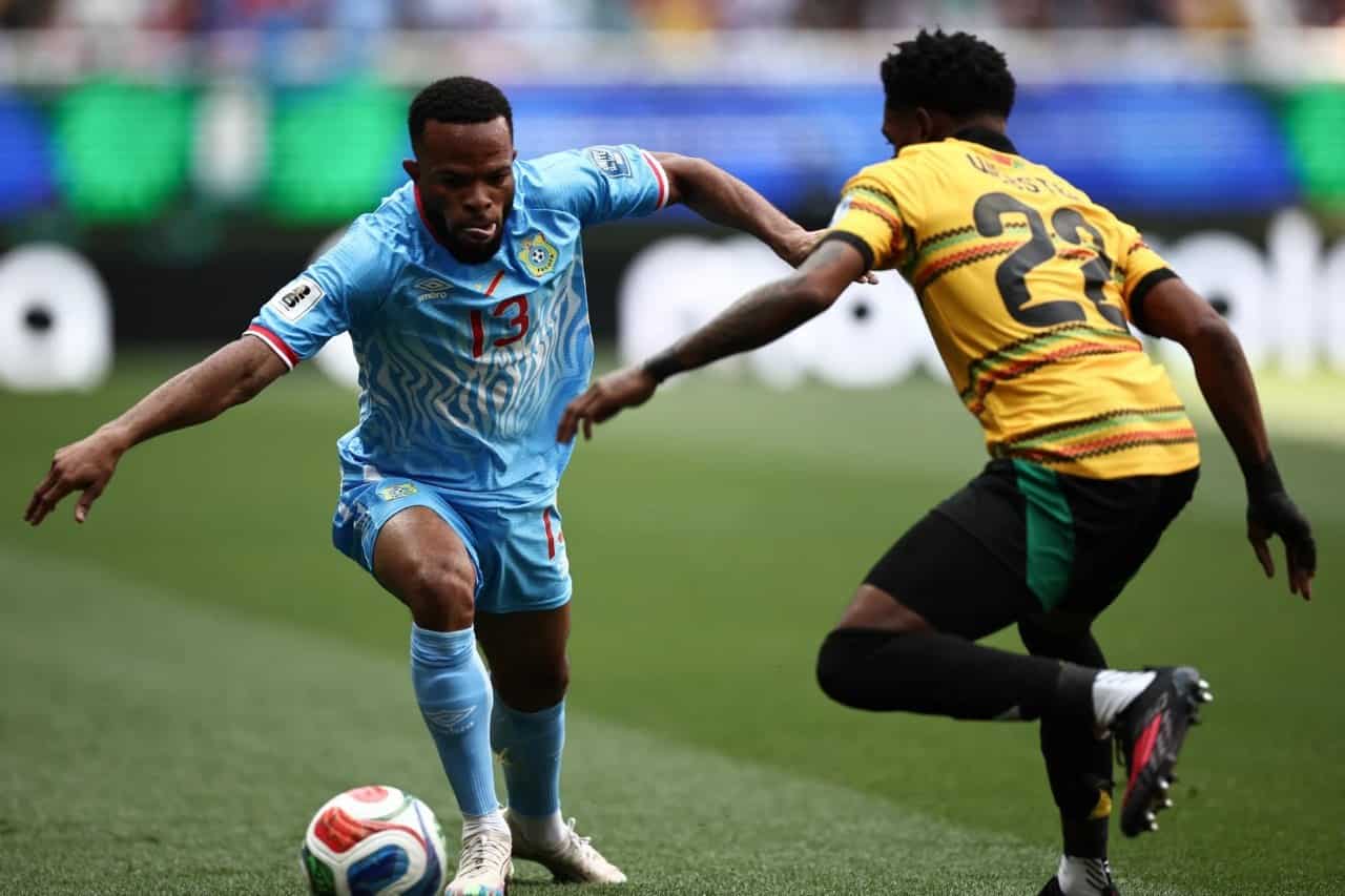 Jugador número 13 de la República Democrática del Congo disputa el balón con el número 23 de Jamaica durante el Repechaje Intercontinental al Mundial 2026