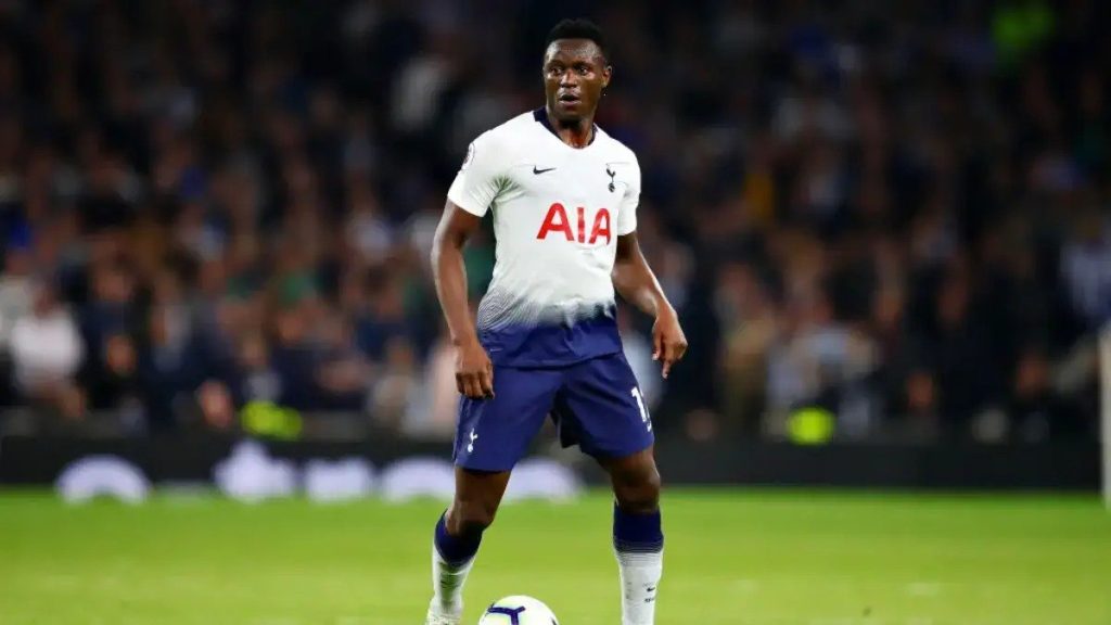 Victor Wanyama con la pelota en un partido de Tottenham Hotspur en la Premier League