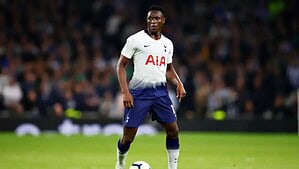 Victor Wanyama con la pelota en un partido de Tottenham Hotspur en la Premier League