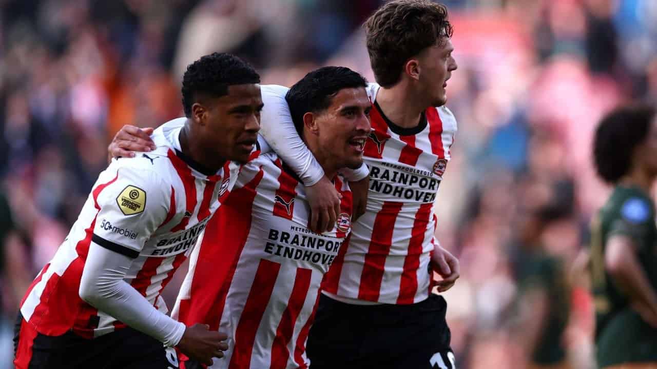 Jugadores del PSV Eindhoven celebrando el título de la Eredivisie 2025-26