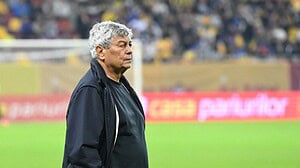 Mircea Lucescu en el banco de suplentes durante un partido como entrenador de la selección de Rumania
