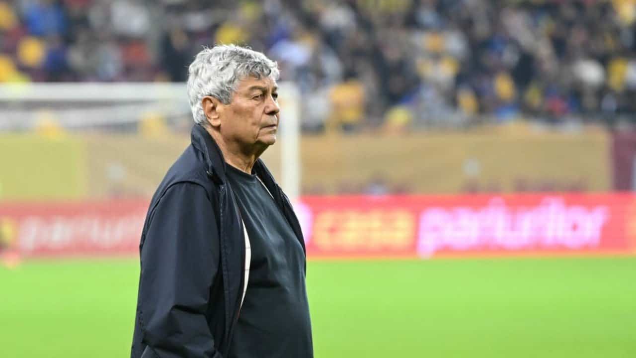 Mircea Lucescu en el banco de suplentes durante un partido como entrenador de la selección de Rumania