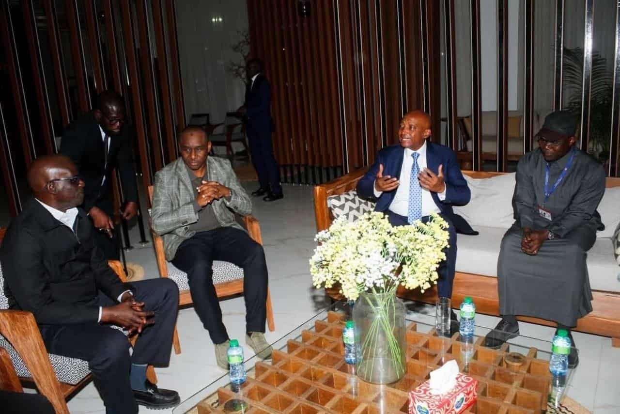Patrice Motsepe habla junto a dirigentes del fútbol senegalés durante su visita a Dakar