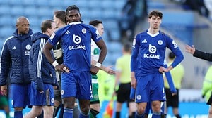 Jugadores de Leicester City cabizbajos tras la derrota ante Swansea City en el King Power Stadium
