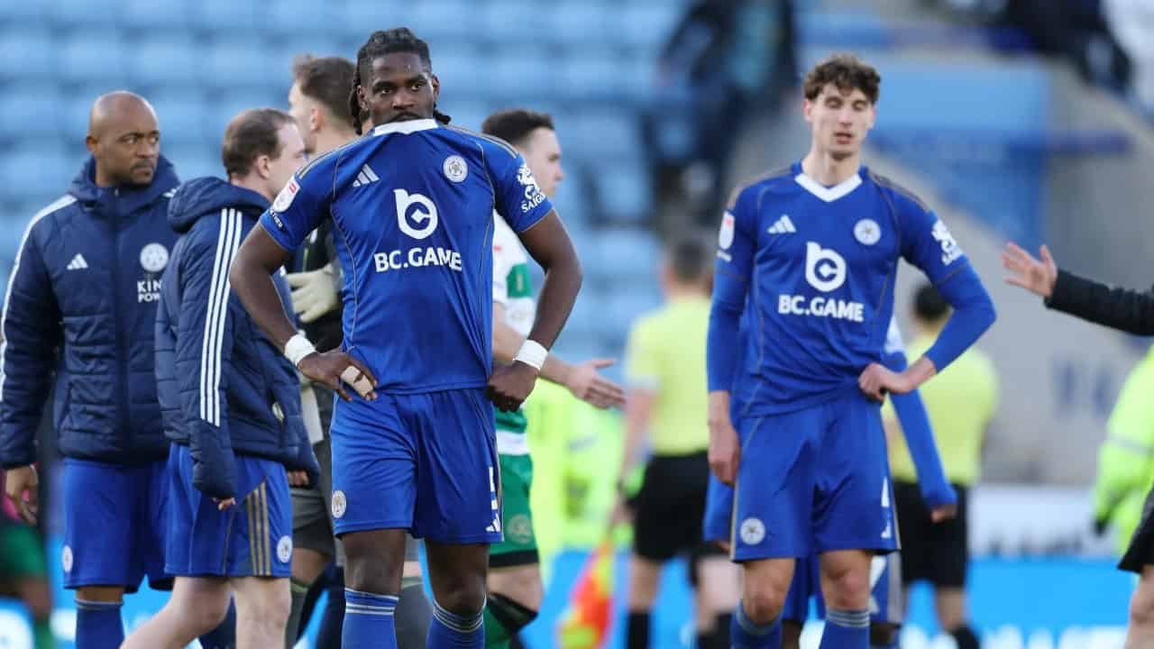 Jugadores de Leicester City cabizbajos tras la derrota ante Swansea City en el King Power Stadium
