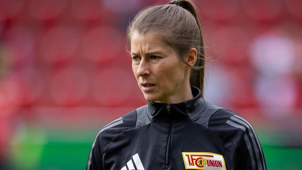 Marie-Louise Eta con la campera del 1. FC Union Berlin en el Stadion An der Alten Försterei