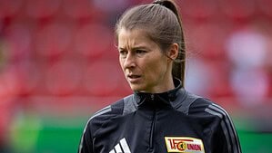 Marie-Louise Eta con la campera del 1. FC Union Berlin en el Stadion An der Alten Försterei