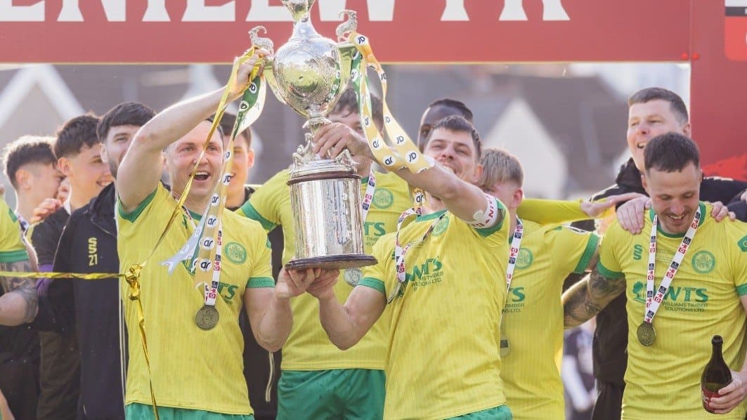 Jugadores de Caernarfon Town celebran con la Copa de Gales tras ganar la final 3-0 a Flint Town United en Rodney Parade