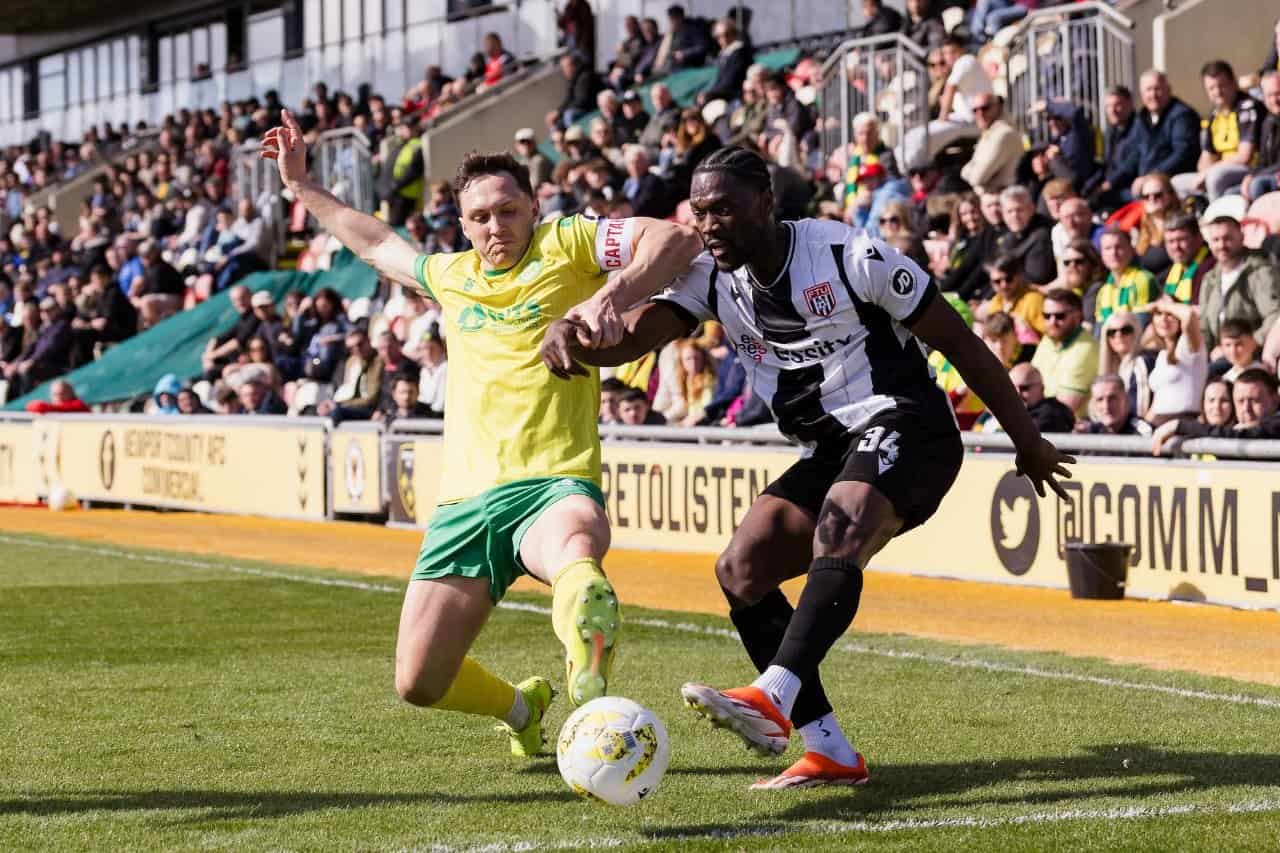 Jugador de Caernarfon Town disputa el balón con un rival de Flint Town United en la final de la Copa de Gales 2026