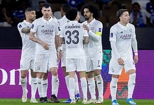 Jugadores de Al-Sadd celebran en el estadio de Jeddah tras eliminar a Al-Hilal por penales en los octavos de final de la ACL Elite