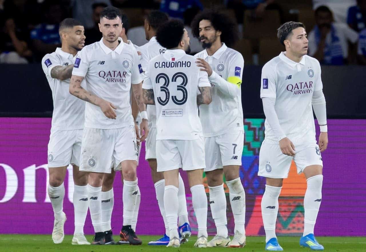 Jugadores de Al-Sadd celebran en el estadio de Jeddah tras eliminar a Al-Hilal por penales en los octavos de final de la ACL Elite