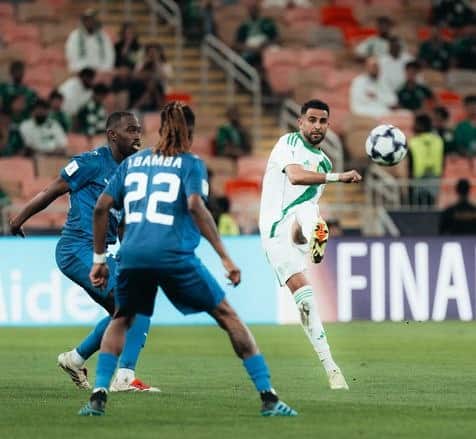 Riyad Mahrez ejecuta un tiro libre para Al-Ahli contra Al-Duhail en los octavos de final de la ACL Elite en Jeddah