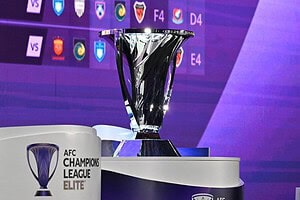 Trofeo de la AFC Champions League Elite exhibido durante el sorteo de la competición