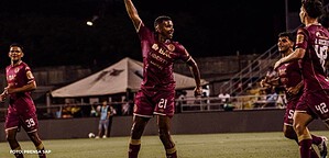 Jugadores del Deportivo Saprissa festejan un gol durante la final del Torneo de Copa de Costa Rica 2025-26 en el estadio Edgardo Baltodano de Liberia