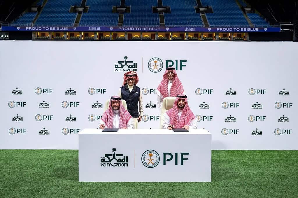 Representantes del Fondo de Inversión Pública (PIF) y Kingdom Holding firman el acuerdo de venta del 70% de Al-Hilal sobre el césped de Kingdom Arena en Riyadh