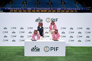 Representantes del Fondo de Inversión Pública (PIF) y Kingdom Holding firman el acuerdo de venta del 70% de Al-Hilal sobre el césped de Kingdom Arena en Riyadh