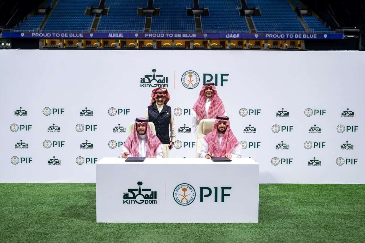 Representantes del Fondo de Inversión Pública (PIF) y Kingdom Holding firman el acuerdo de venta del 70% de Al-Hilal sobre el césped de Kingdom Arena en Riyadh