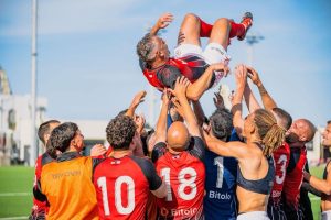 Jugadores de Lincoln Red Imps mantean al entrenador Juanjo Bezares en el festejo del campeonato de la Gibraltar Football League 2025-26
