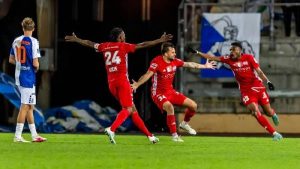 Jugadores de Stade Lausanne-Ouchy celebran un gol en la semifinal de la Copa de Suiza contra Grasshoppers